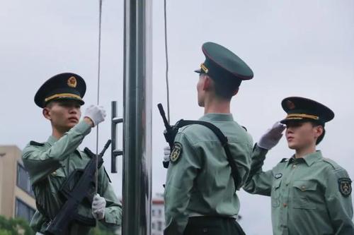 升国旗敬礼 升国旗敬礼