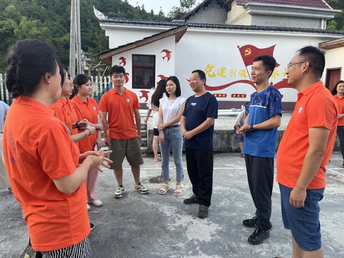 【关注与关心】邹浩副院长一行来到新桥村看望实践团成员 【关注与关心】邹浩副院长一行来到新桥村看望实践团成员
