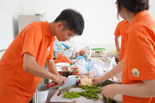【实践团剪影】志愿者为实践团成员准备午餐 【实践团剪影】志愿者为实践团成员准备午餐