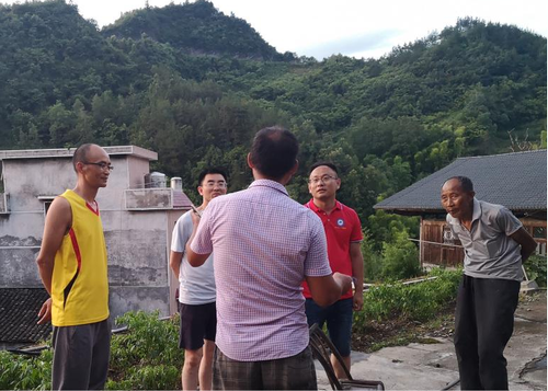 【德育】实践团成员与驻村工作组一同入户走访 【德育】实践团成员与驻村工作组一同入户走访