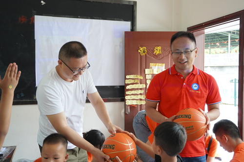 【关注与关心】杨黄江书记与何发胜书记为新桥村儿童分发体育用品 【关注与关心】杨黄江书记与何发胜书记为新桥村儿童分发体育用品